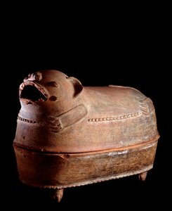 Präkolumbianische Kunst, Maya-Zivilisation, Spätklassik: Bestattungsurne aus Ton mit einem jaguarförmigen Deckel. Aus Nebaj, Guatemala. Guatemala, Museo Nazionale di Archeologia e Etnologia