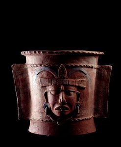 Präkolumbianische Kunst, Maya-Zivilisation, späte klassische Periode: zylindrische Bestattungsurne aus Ton, verziert mit einem menschlichen Gesicht. Aus Quiche, Guatemala. Höhe 38,5 cm x Durchmesser 39,5 cm. Guatemala, Museo Nazionale di Archeologia e Etno von Mayan Mayan