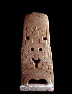 Präkolumbische Kunst, Maya-Zivilisation, präklassische Periode: Stele mit stilisierter Maske einer Gottheit. 600-1100 n. Chr. Aus Saca Tepequez, Guatemala. Guatemala-Stadt, Museo Nazionale di Archeologia e Etnologia