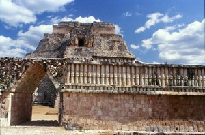 Das Haus der Vögel mit der Pyramide des Magiers dahinter, Spätklassische Maya, ca. 700-900 n. Chr. von Mayan Mayan
