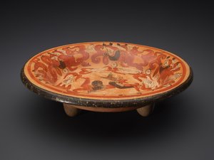 Dreibeinplatte mit Gott N und Nasenbären, 600-900 n. Chr.