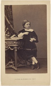 [Unidentifiziertes kleines Mädchen, das mit dem Ellbogen auf einem geschlossenen Buch auf einem Tisch steht] von Mayer and Pierson