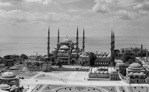 Luftaufnahme der Blauen Moschee in Istanbul, auch bekannt als Sultan-Ahmed-Moschee, ein osmanisches historisches... von Maynard Owen Williams