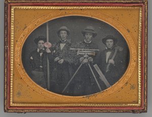 Unbetiteltes Gruppenporträt von Vermessern, 1855 von McDonell and Co.