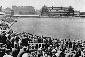 Ein Cricketspiel, Lords Cricket Ground, London, 1926-1927 von McLeish