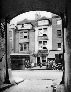 Altes Haus und eine Taverne in Aldgate, London, 1926-1927 von McLeish