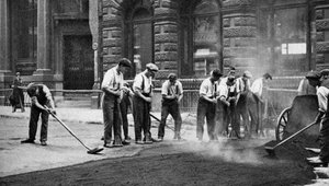 Arbeiter, die Teer und Asphalt in Cornhill, London, verlegen, 1926-1927
