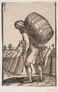 Mann, der ein Fass auf dem Rücken trägt, in einem Zeltlager von Melchior Lorck