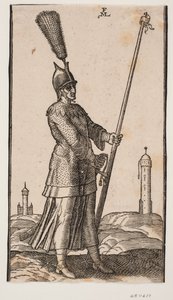 Stehender Soldat; nach rechts gewandt; auf seinem Kopf trägt er einen Helm mit einer großen Feder; in seiner linken Hand hält er eine Lanze mit einer Fahne an der Spitze; seine rechte Hand ruht auf dem Griff eines Schwertes, das er an seiner linken Seite t