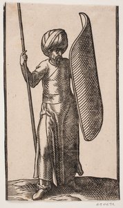 Stehender Soldat mit Turban, von vorne gesehen; in seiner rechten Hand ein Speer; auf seinem linken Arm ein gebogener Schild
