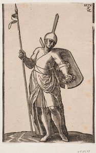 Stehender Soldat, frontal gesehen; Kopfbedeckung mit hohem, dünnem Top; in der rechten Hand ein Speer, auf dem linken Arm ein Schild, der von innen zu sehen ist