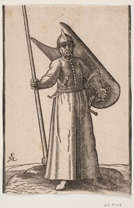 Stehender Soldat mit Helm auf dem Kopf; in der rechten Hand eine Lanze, deren Spitze außerhalb der oberen Einrahmungslinie ist; am linken Arm ein gekrümmter Schild, der von innen zu sehen ist; im Gürtel unter dem rechten Arm ein gekrümmter Dolch, an der li