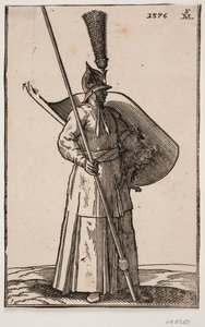 Stehender Soldat, nach rechts gewandt; auf dem Kopf ein spitzer Helm mit prächtigem Federbusch; in der rechten Hand eine Lanze, deren Spitze außerhalb der oberen Rahmenlinie ist; auf dem linken Arm ein Schild mit nach oben gerichteter Innenseite