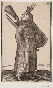 Stehender dickbäuchiger Soldat, mit rechter Hand in der Tasche, nach rechts gewandt; zwei Federn im Turban; Schwert an der linken Seite, Schild mit Federbusch am linken Arm; vor ihm auf dem Boden liegen Keule und Lanze über Kreuz