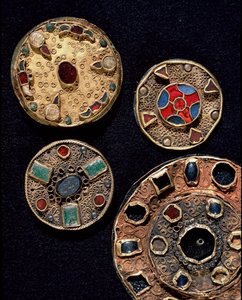Archäologie des Mittelalters. Barbarische Kunst Galliens: Fibeln (aus dem Lateinischen fibula, was Befestigung bedeutet) in Goldsilberarbeiten im Filigranstil, polychromer Stil. Frankreich, Merowingerzeit, 6.-7. Jahrhundert. Straßburg, Archäologisches Muse von Merovingian