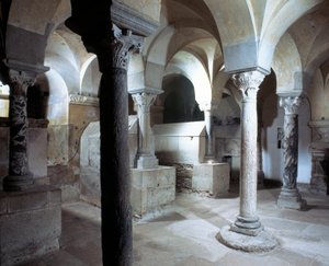 Merowingische Kunst: Blick auf die Krypta der Abtei von Jouarre. 7. Jahrhundert n. Chr. von Merovingian
