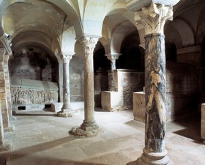 Merowingische Kunst: Ansicht der Krypta der Abtei von Jouarre von Merovingian