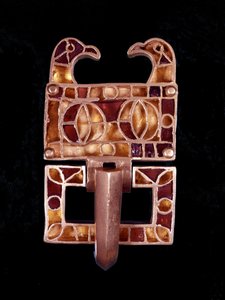 Schmuckstück mit Vogelköpfen (Frankreich) aus dem 6. Jahrhundert. Musée de Saint-Germain-en-Laye von Merovingian Merovingian