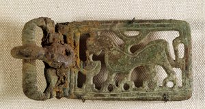 Merowingische Kunst: Gürtelverschluss, der ein fantastisches Tier darstellt. Gallien 6. Jahrhundert. Nationalmuseum für Archäologie von Saint Germain en Laye