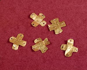 Merowingische Kunst: kleine Kreuze aus Gold. 6. Jahrhundert. Museum für Nationalarchäologie von Saint Germain en Laye von Merovingian Merovingian