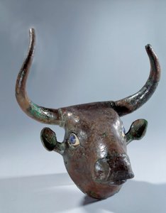 Mesopotamien: Kupferner Stierkopf (Möbelstück oder Harfe). Sumerische Periode. 2500 v. Chr. aus Tello von Mesopotamian
