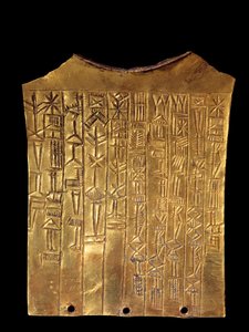 Mesopotamien: Goldene Votivplatte in Form eines Bartes, gewidmet dem Gott Sara. Mit Keilschriftinschrift. Aus Ummah