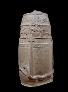 Mesopotamien: Kudurru aus unvollendetem Kalkstein (Stele, die als Unterstützung für Landspenden der kassitischen Herrscher von Babylon an Familienmitglieder oder hohe Würdenträger diente). Die Inschrift ist in Keilschrift. Der Text ist ein Bericht über die