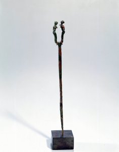 Orientalische Kunst: Nadel mit einem Kopf, verziert mit zwei Figuren. Bronzeobjekt, ca. 3300 - 3200 v. Chr. (Uruk-Periode, Mesopotamien)