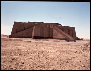 Ansicht der rekonstruierten Zikkurat, 2050 v. Chr. von Mesopotamian Mesopotamian
