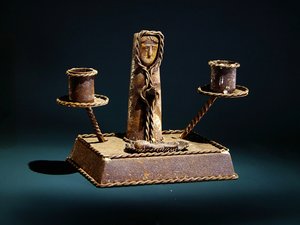 Kerzenhalter mit einer Figur von Jesus von Mexican School