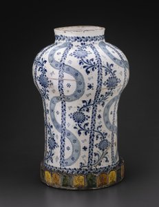 Krug mit vertikalen fließenden Bändern und Ranken mit sonnenblumenartigen Blüten, 1700-50