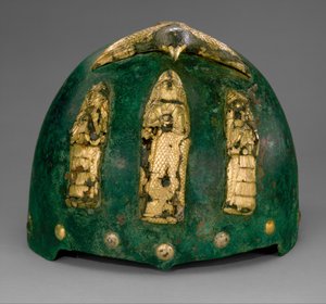 Helm mit göttlichen Figuren unter einem Vogel mit ausgebreiteten Flügeln, ca. 1500-1100 v. Chr. (Bronze, Goldfolie über Bitumen)