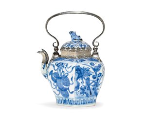Blau-weiße Teekanne mit Deckel