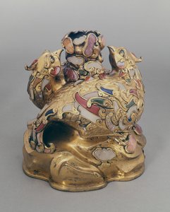 Chinesisches vergoldetes Kupfer-Weingefäß in Form von Phönixen auf einem Felsen