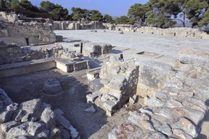 Minoische archäologische Stätte von Phaistos. Zentraler Hof und Bankheiligtum: kleiner rechteckiger Raum mit niedrigen Bänken entlang der Wände zur Unterstützung von Kultgegenständen und Figuren der Gottheit. von Minoan