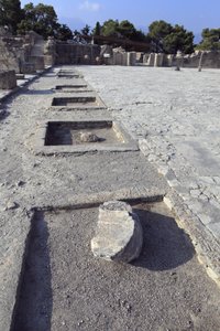 Minoische archäologische Stätte von Phaistos. Gesamtansicht des zentralen Hofes von den Schreinen des Westflügels von Minoan