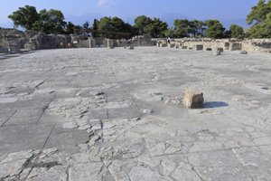 Minoische archäologische Stätte von Phaistos. Der zentrale Hof, ein grundlegendes architektonisches Element des minoischen Palastes. Es ist ein Kern, um den die verschiedenen Flügel angeordnet sind. Dieser zentrale Hof wurde zur Zeit des alten Palastes (19 von Minoan