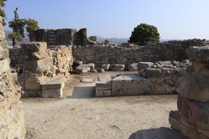 Minoische archäologische Stätte von Phaistos. Blick über einen „Bank-Schrein“ des Westflügels. Der „Bank-Schrein“ war ein kleiner und rechteckiger Raum mit niedrigen Bänken, die um die Wände liefen, um Kultobjekte und Figuren der Gottheit zu stützen. Auf e von Minoan