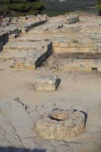 Minoische archäologische Stätte von Phaistos. Blick über den Nordostkomplex. Komplex von vier Räumen, die direkt an den alten Palast angrenzen. Diese Räume wurden zur Aufbewahrung wertvoller Ritualgefäße genutzt. Die berühmte Phaistos-Scheibe mit hieroglyp