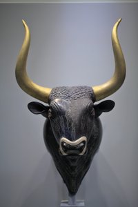 Minoische Kunst. Stierkopf-Rhyton. Dieses Rhyton wurde im kleinen Palast von Knossos gefunden. Es ist ein charakteristisches Beispiel für die minoische Steinschnitzerei der frühen Neupalatial-Periode. Es ist ein Libationsgefäß, das durch ein Loch mit der e von Minoan