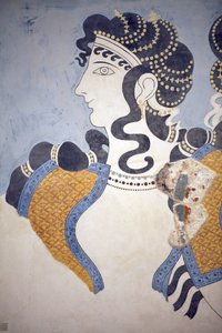 Details der „Damen in Blau“ Fresko. Komposition von reich gekleideten und üppig geschmückten Frauenfiguren vor blauem Hintergrund. Trotz seines fragmentarischen Zustands vermittelt dieses Wandgemälde den Eindruck von Opulenz und Wohlstand von Minoan