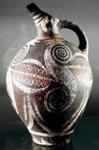 Minoische Kunst: Keramikkrug mit polychromen Zeichnungen. Aus Phaistos. Archäologisches Museum, Heraklion, Kreta von Minoan