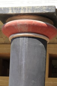 Minoische archäologische Stätte von Knossos. Detail einer Säule der Halle der Doppelaxt und des Königinnenmegarons des Palastes des Königs Minos. Knossos, Kreta. von Minoan
