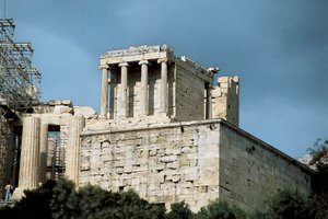 Tempel der Athena Nike, entworfen von Mnesikles und Kallikrates im 5. Jahrhundert v. Chr., Akropolis von Athen, Griechenland (Foto)