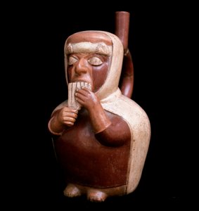 Präkolumbische Kunst, Mochica-Zivilisation: Anthropomorphe Vase, die eine Figur darstellt, die Antara, eine Flöte der Anden, spielt. 200 v. Chr.-700 n. Chr.
