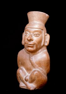 Präkolumbianische Kunst, Mochica-Zivilisation: Anthropomorphe Terrakottaflasche, die einen Gefangenen vor seinem Opfer darstellt (200 v. Chr. - 700 n. Chr.)