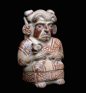 Präkolumbische Kunst, Mochica-Zivilisation: Ein Mochica-Häuptling mit einem Raubtier in den Armen. Anthropomorphe Tonvase. 200 v. Chr.-700 n. Chr. von Moche Moche