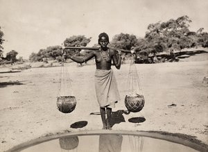 „Ein Imperium aufbauen“ im faschistischen Zeitalter: Cunama Frau trägt Wasser, 09/05/1936