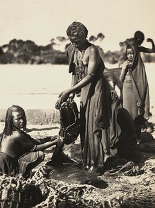 „Ein Imperium aufbauen“ im faschistischen Zeitalter: Frauen des Beni-Amer-Stammes an einem Wasserbrunnen, 09/05/1936 von Modestino Baldinetti