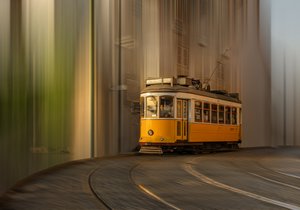 Gelbe Straßenbahn in Bewegung